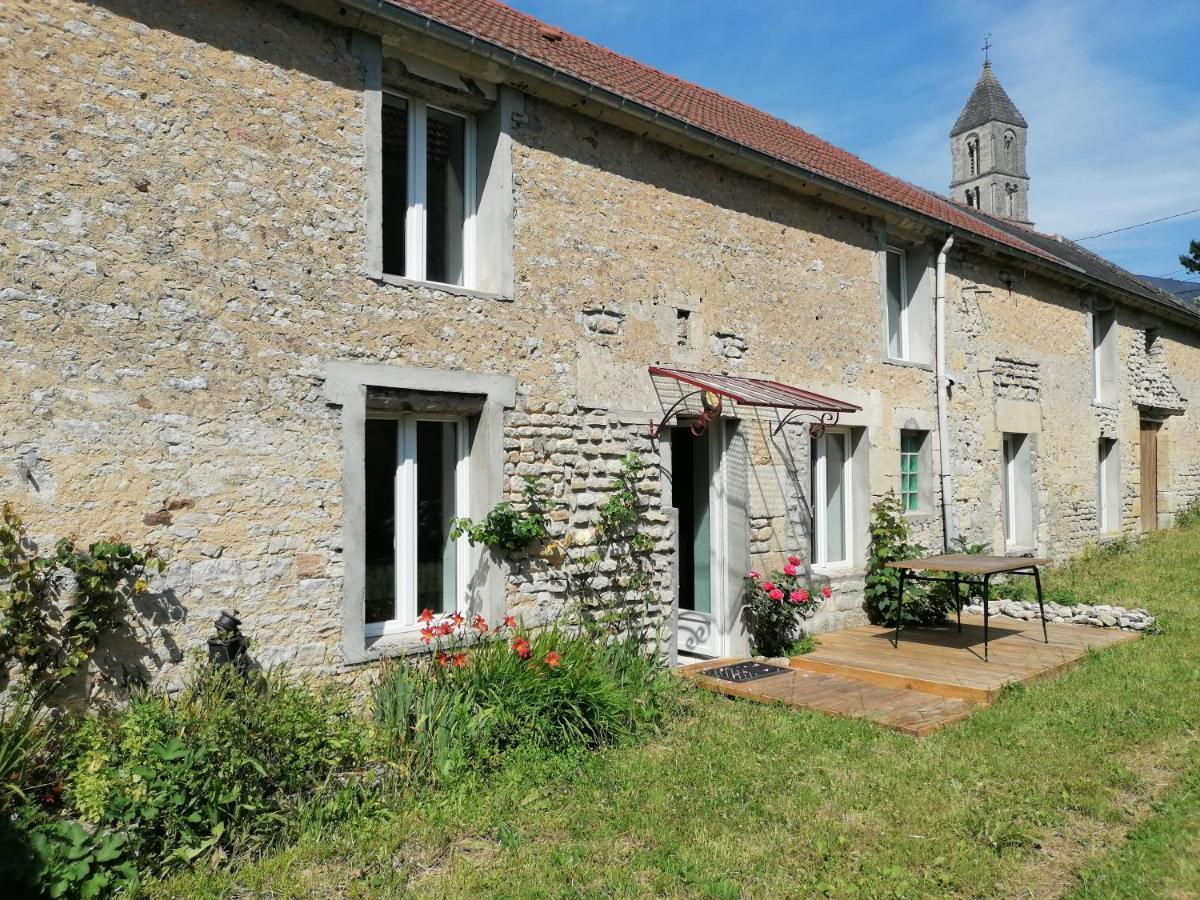 Maison De Pierre: Jardin Tranquille Près D'omaha Commes