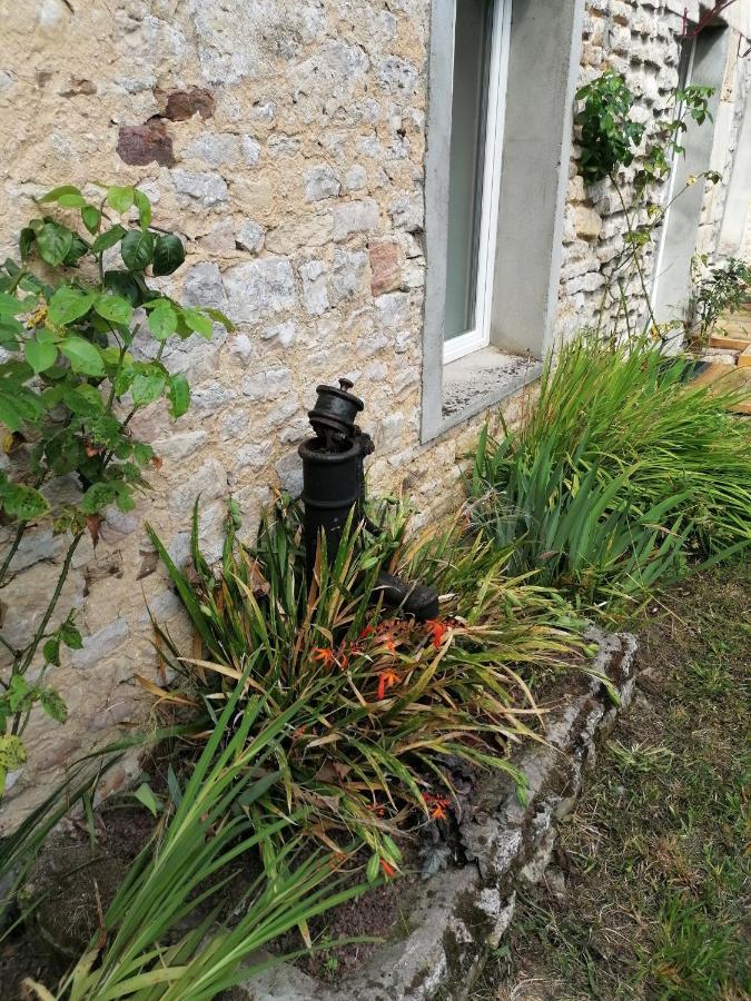 Maison De Pierre: Jardin Tranquille Près D'omaha Commes